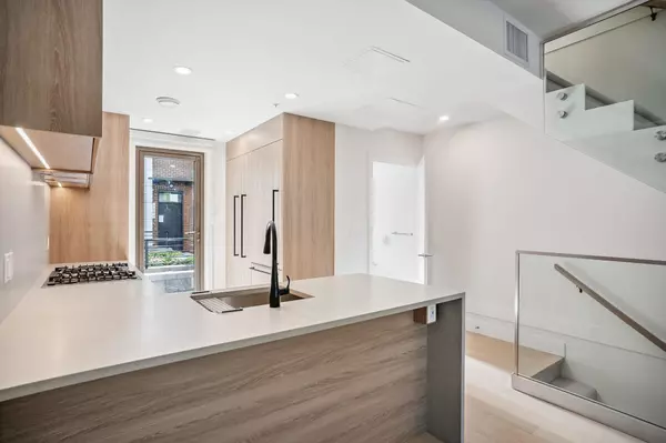 Vancouver, BC V6M 2W4,6268 Oak ST
