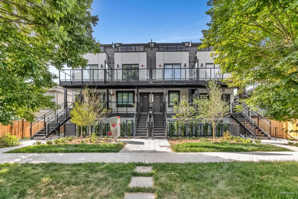 Vancouver, BC V5N 3B9,2122 E 32nd AVE #102