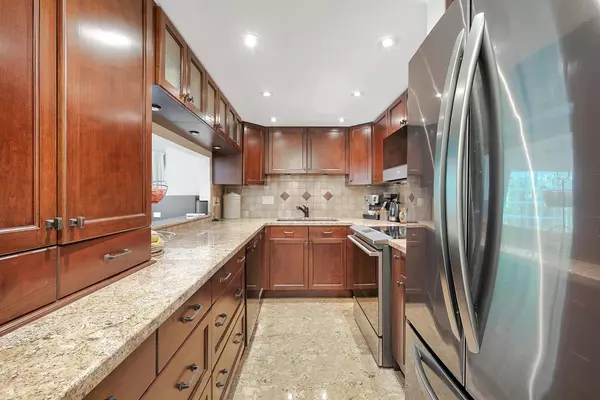 Vancouver, BC V6H 3W6,2217 Oak ST
