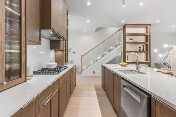 Port Moody, BC V3H 1P3,988 Seaforth WAY