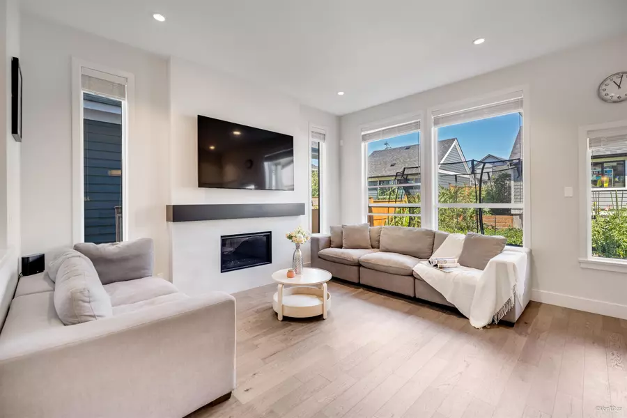 16623 21a AVE, Surrey, BC V3Z 9X9