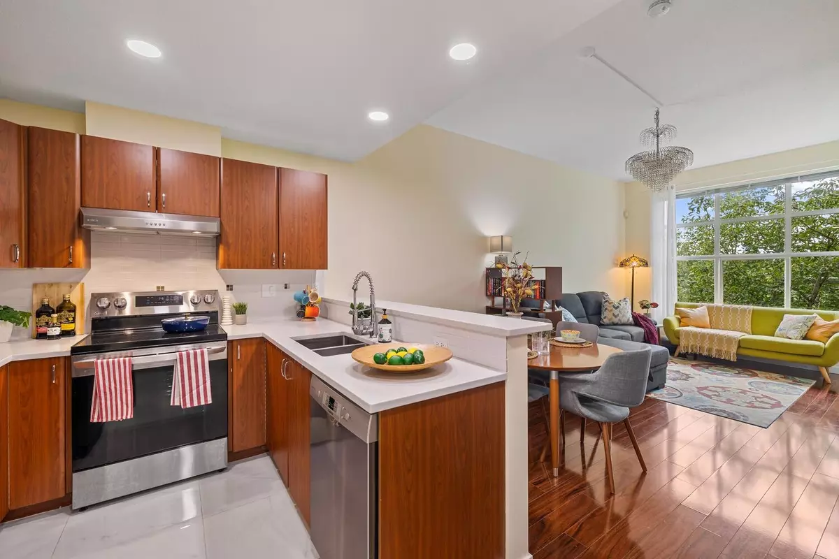 Surrey, BC V3R 2V6,14885 105 AVE #309