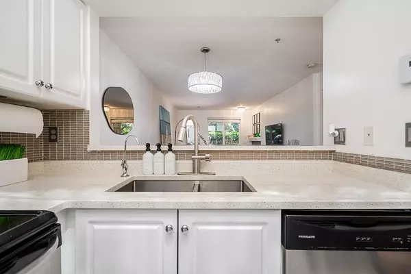 Surrey, BC V3W 3P3,8110 120a ST #110