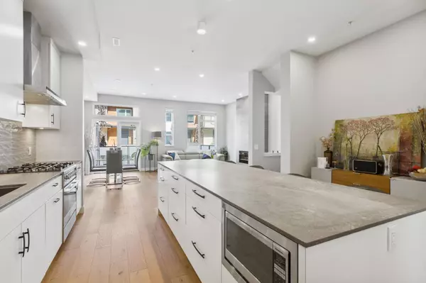 North Vancouver, BC V7R 4K3,4684 Capilano RD