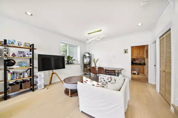 Burnaby, BC V5J 1S5,4857 Victory ST