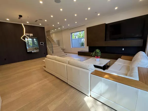 Vancouver, BC V6P 2J5,1076 Park DR