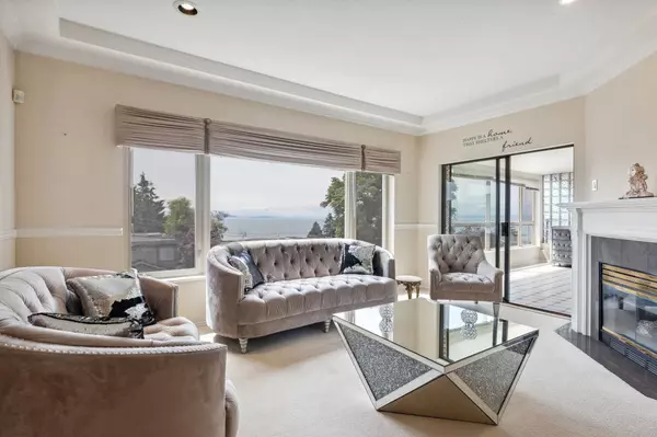 15176 Buena Vista AVE #204, White Rock, BC V4B 1Y3