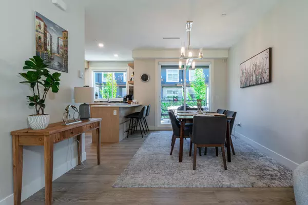 North Vancouver, BC V7J 0E4,933 Premier ST #11