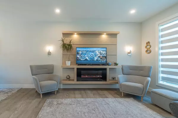 North Vancouver, BC V7J 0E4,933 Premier ST #11