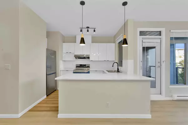 Surrey, BC V3R 0B3,15380 102a AVE #302