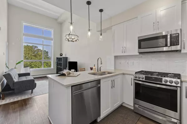 Surrey, BC V3T 0R7,11077 Ravine RD #524