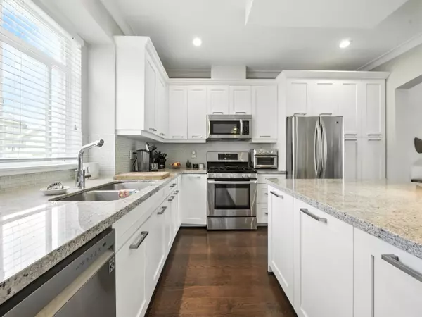 Surrey, BC V4P 1B8,2925 King George BLVD #25