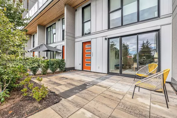 9888 University CRES #207, Burnaby, BC V5A 0G4