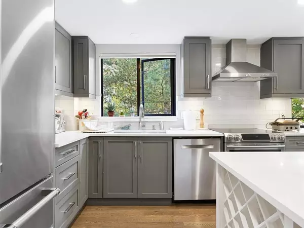 Burnaby, BC V5H 4J4,6282 Kathleen AVE #303