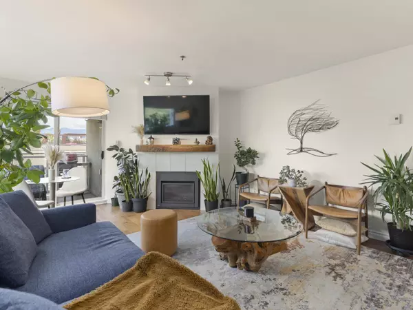 Vancouver, BC V5Z 1E4,933 W 8th AVE #105
