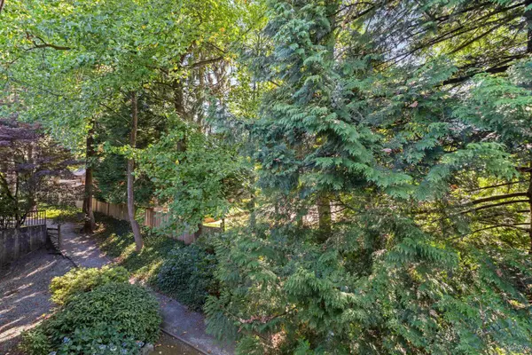 9867 Manchester DR #403, Burnaby, BC V5G 1C8
