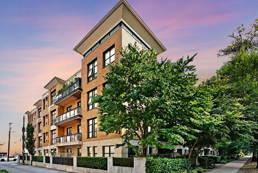 2065 W 12th AVE #101, Vancouver, BC V6J 5L9