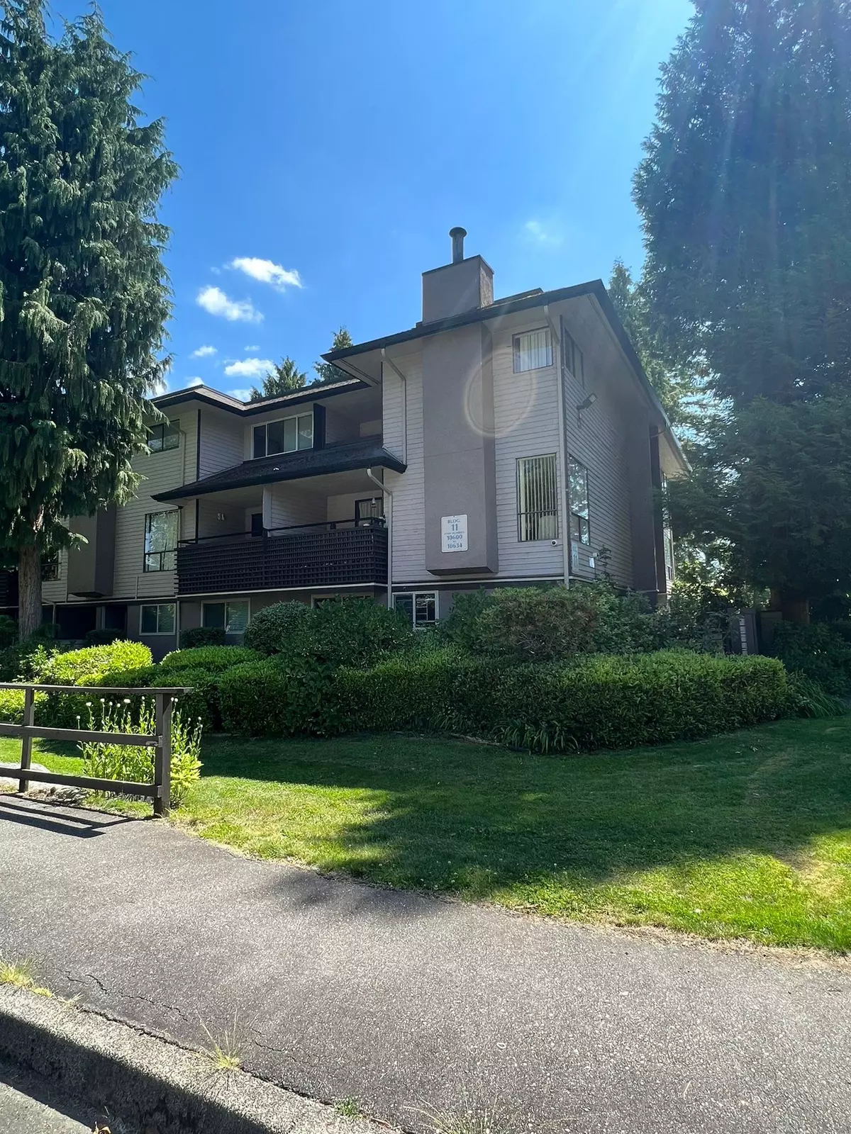 Surrey, BC V3R 6X9,10600 Holly Park LN