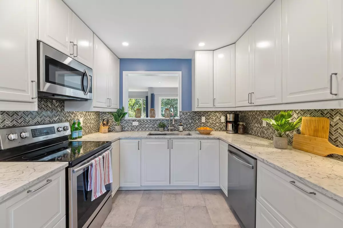 Port Moody, BC V3H 4A1,573 Carlsen PL
