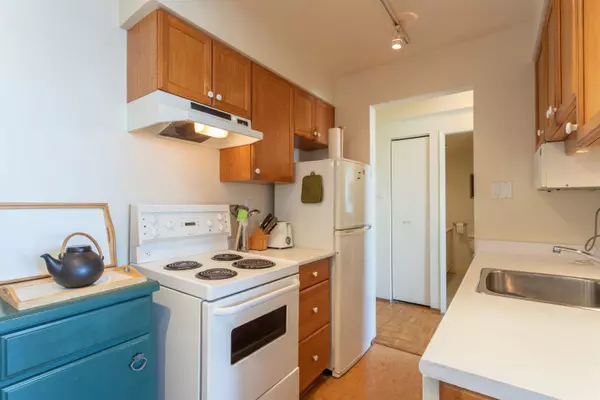 1850 Comox ST #904 Vancouver, BC V6G 1R3