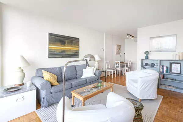 1850 Comox ST #904 Vancouver, BC V6G 1R3