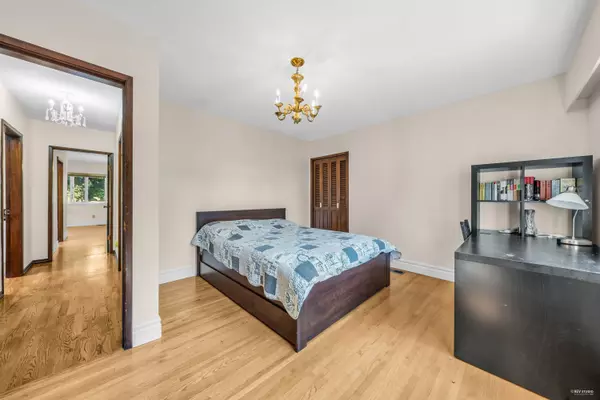 West Vancouver, BC V7V 3J3,3845 Bayridge AVE