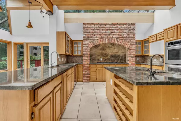 North Vancouver, BC V7J 3P4,2901 Allan RD