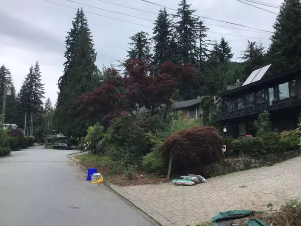 North Vancouver, BC V7N 3C8,528 Greenway AVE