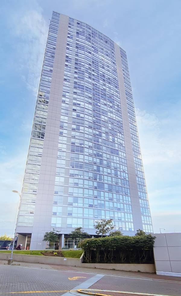 13618 100 AVE #2510, Surrey, BC V3T 0A8