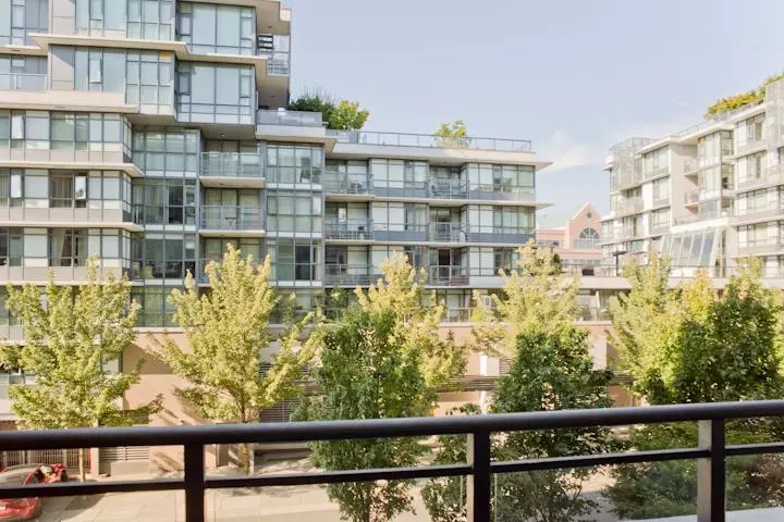 Vancouver, BC V6J 0H1,2033 W 10th AVE #302