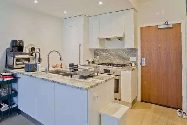 Vancouver, BC V6J 0H1,2033 W 10th AVE #302