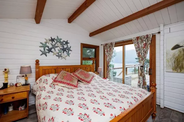 653 Cliff RD Bowen Island, BC V0N 1G1