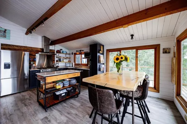 653 Cliff RD Bowen Island, BC V0N 1G1