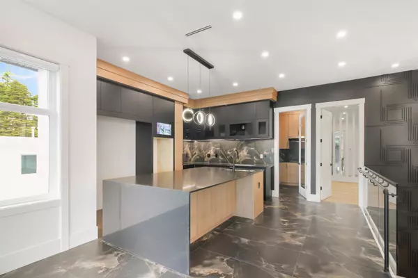 16019 9a AVE Surrey, BC V4A 4W5