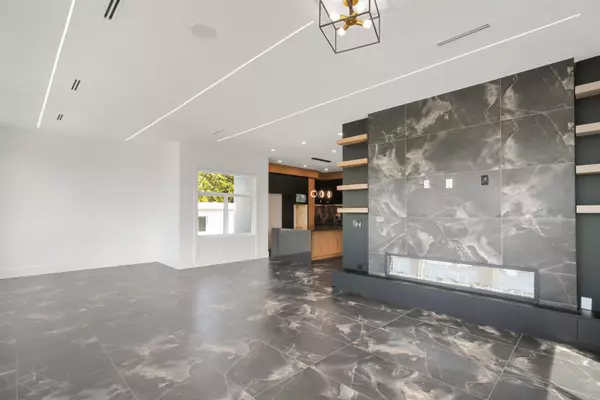 16019 9a AVE Surrey, BC V4A 4W5