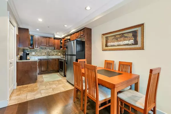 Vancouver, BC V6P 4B4,8787 Oak ST