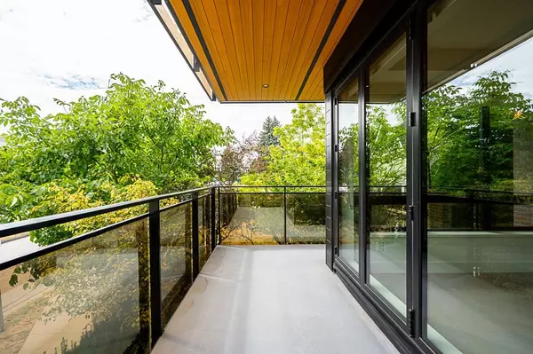 Vancouver, BC V5Z 2C6,633 W King Edward AVE #203