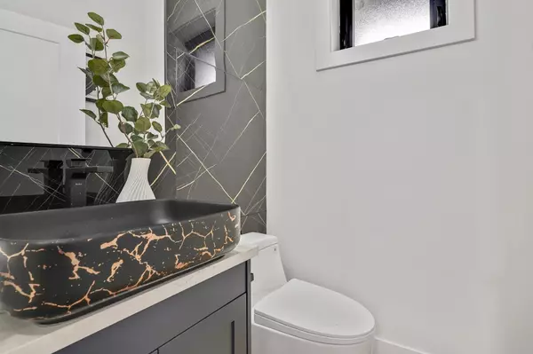 2710 William ST #2, Vancouver, BC V5K 2Y8