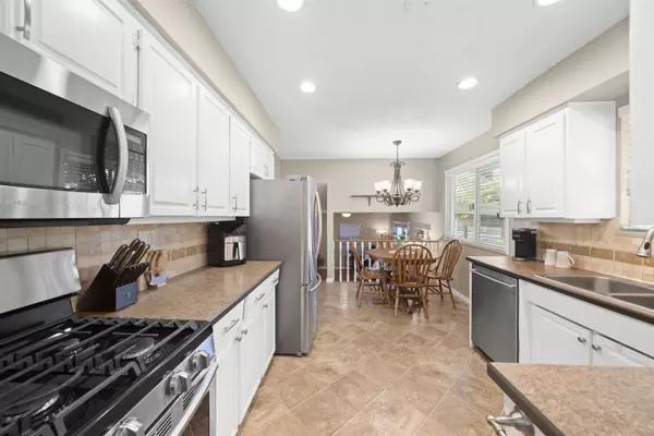 5586 44 AVE, Delta, BC V4K 1E1