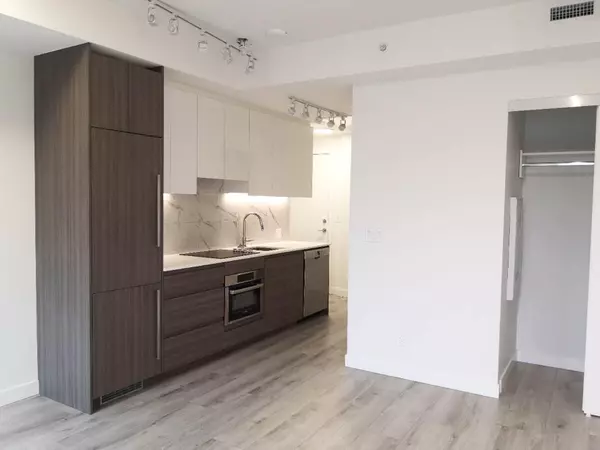 Surrey, BC V3T 0S3,10626 City Pkwy #1201