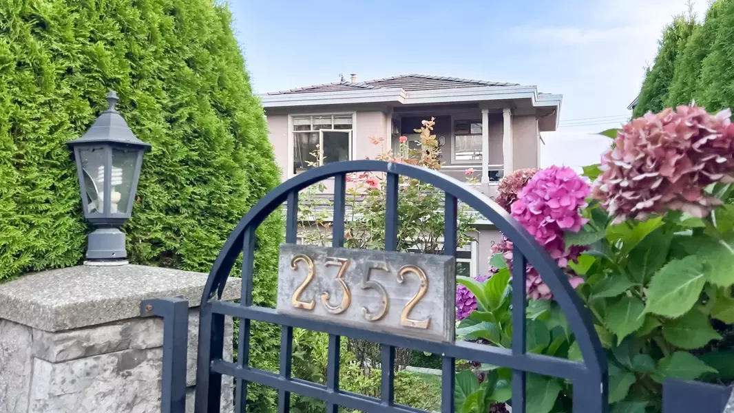 2352 Marine DR, West Vancouver, BC V7V 1K8