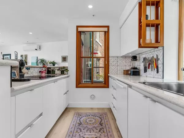 Vancouver, BC V6A 1B8,141 Alexander ST