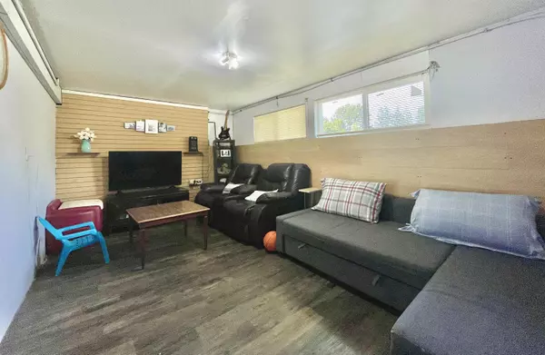 5693 Dolphin ST Sechelt, BC V0N 3A0