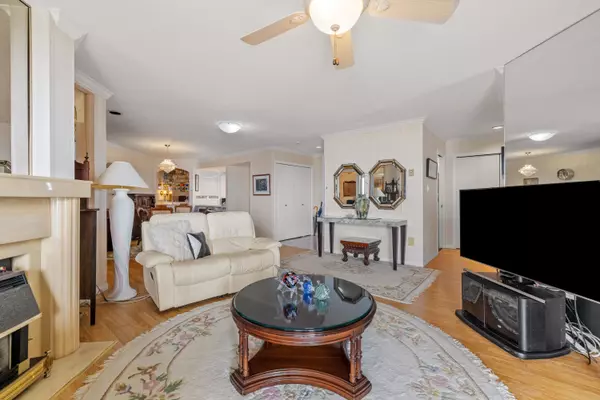 White Rock, BC V4B 1G2,15025 Victoria AVE #402