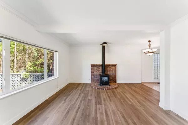 North Vancouver, BC V7L 2L2,865 E 12th ST
