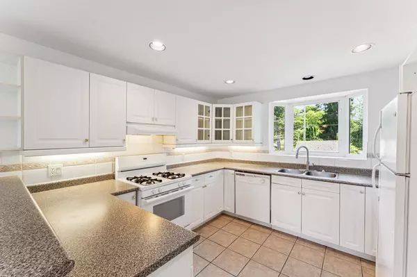 North Vancouver, BC V7L 2L2,865 E 12th ST