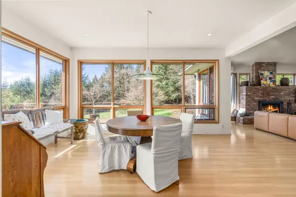 1911 Grandview RD Gibsons, BC V0N 1V5