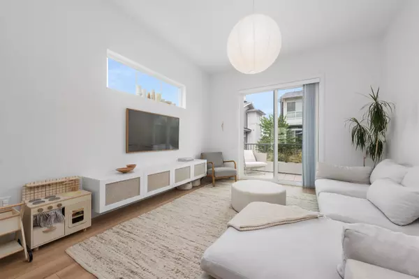 Tsawwassen, BC V4M 0E5,4716 Orca WAY #17