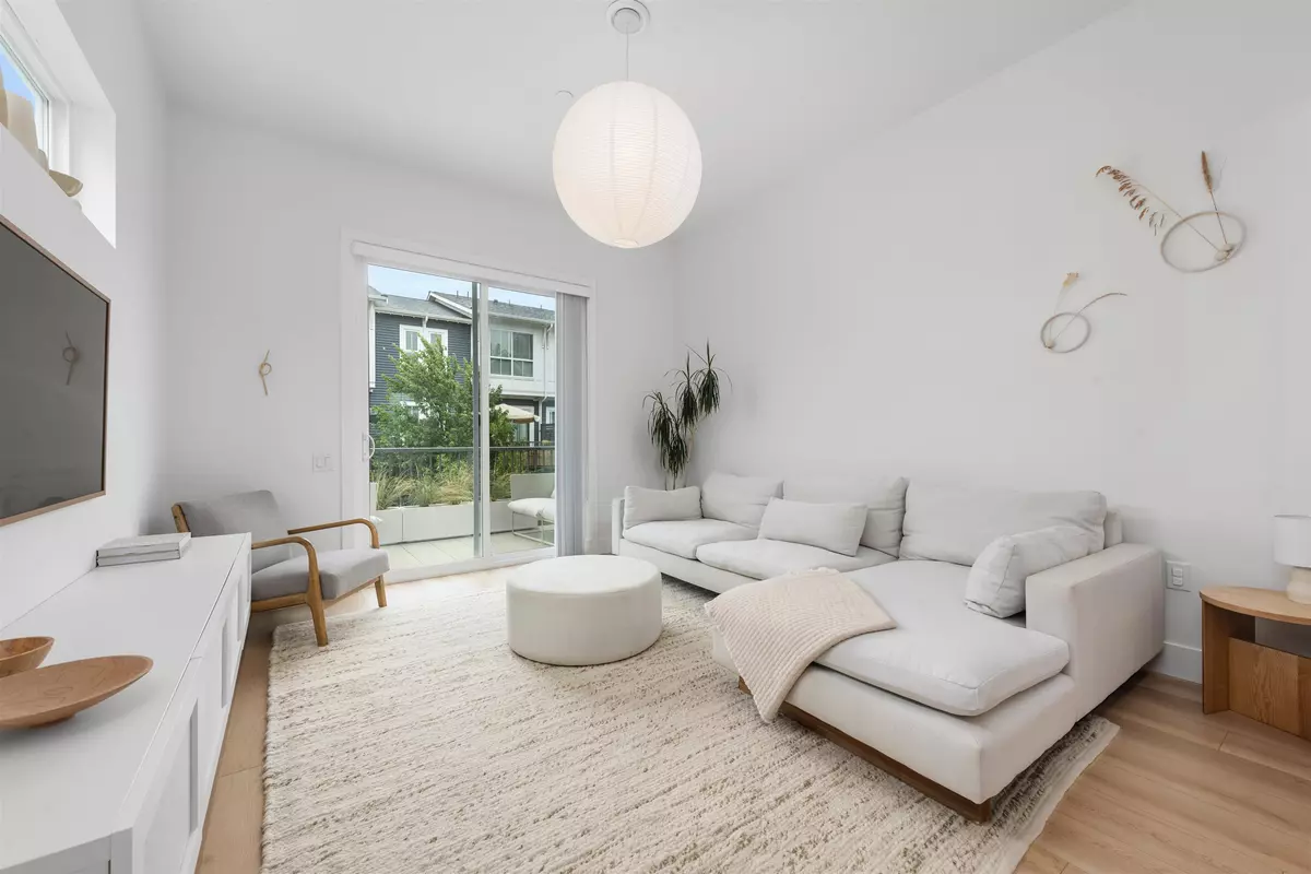 Tsawwassen, BC V4M 0E5,4716 Orca WAY #17