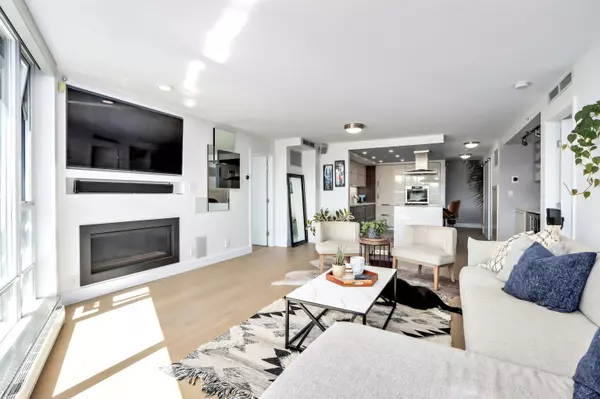 Vancouver, BC V6B 0A5,8 Smithe Mews #303